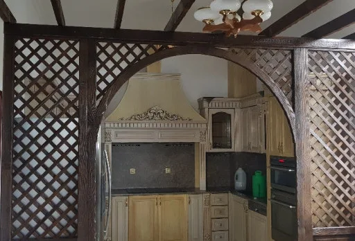 Reparaturarbeiten in einem Essbereich in einer Villa in Varna