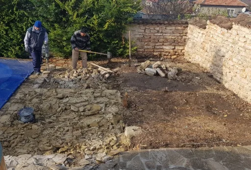 Строителство на каменна ограда, площадка за барбекю и подпорна стена до Албена