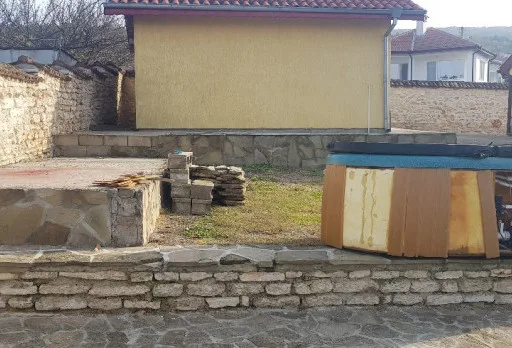 Строителство на каменна ограда, площадка за барбекю и подпорна стена до Албена