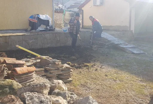 Строителство на каменна ограда, площадка за барбекю и подпорна стена до Албена