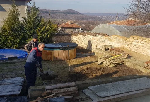 Строителство на каменна ограда, площадка за барбекю и подпорна стена до Албена