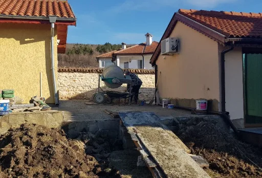 Строителство на каменна ограда, площадка за барбекю и подпорна стена до Албена