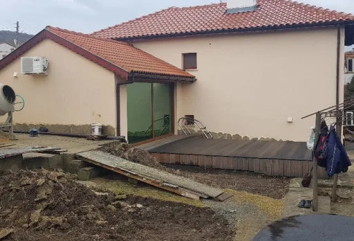 Строителство на каменна ограда, площадка за барбекю и подпорна стена до Албена