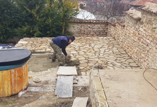 Строителство на каменна ограда, площадка за барбекю и подпорна стена до Албена