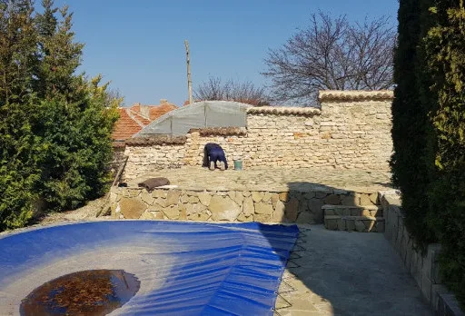 Строителство на каменна ограда, площадка за барбекю и подпорна стена до Албена