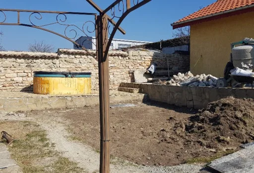 Строителство на каменна ограда, площадка за барбекю и подпорна стена до Албена
