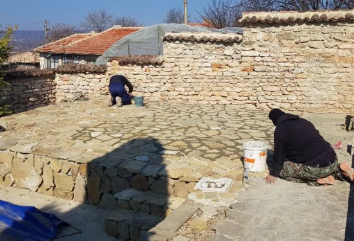 Строителство на каменна ограда, площадка за барбекю и подпорна стена до Албена