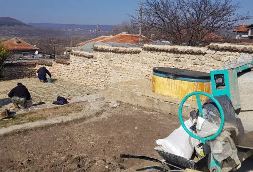 Строителство на каменна ограда, площадка за барбекю и подпорна стена до Албена
