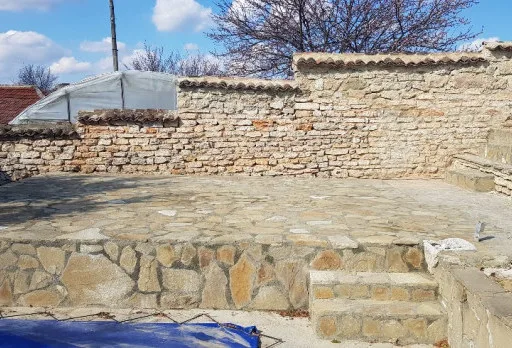 Строителство на каменна ограда, площадка за барбекю и подпорна стена до Албена