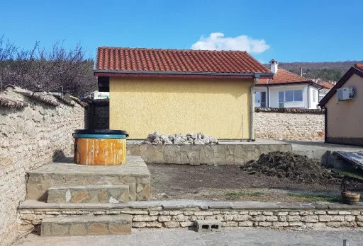 Строителство на каменна ограда, площадка за барбекю и подпорна стена до Албена