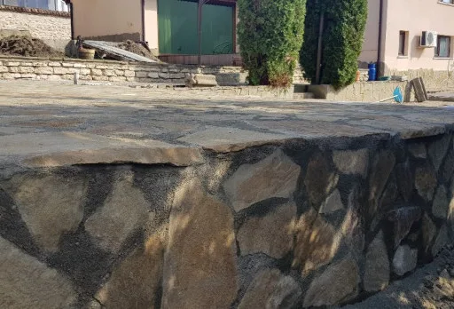 Строителство на каменна ограда, площадка за барбекю и подпорна стена до Албена