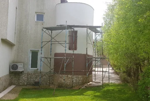 Строителни ремонтни работи на фасадни стени на къща до Албена