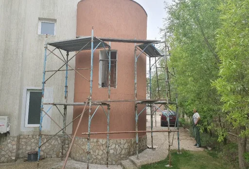 Строителни ремонтни работи на фасадни стени на къща до Албена