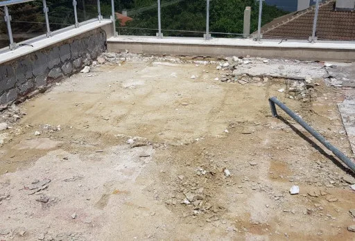 Reparaturarbeiten an Dach und Terrassen eines Mehrfamilienhauses in Varna