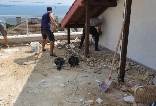 Reparaturarbeiten an Dach und Terrassen eines Mehrfamilienhauses in Varna