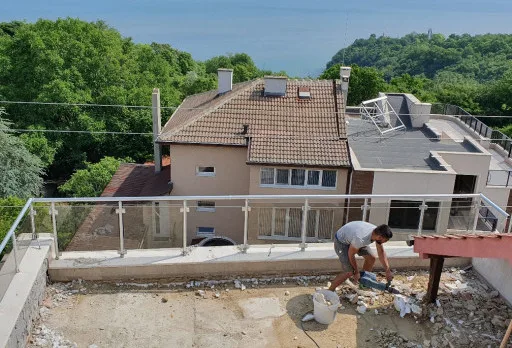 Reparaturarbeiten an Dach und Terrassen eines Mehrfamilienhauses in Varna