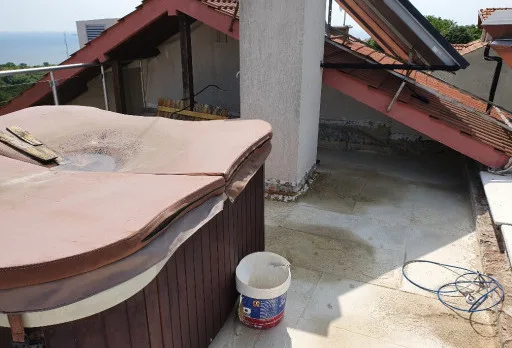 Reparaturarbeiten an Dach und Terrassen eines Mehrfamilienhauses in Varna
