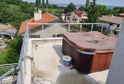 Reparaturarbeiten an Dach und Terrassen eines Mehrfamilienhauses in Varna