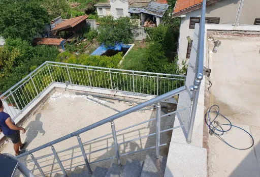 Reparaturarbeiten an Dach und Terrassen eines Mehrfamilienhauses in Varna