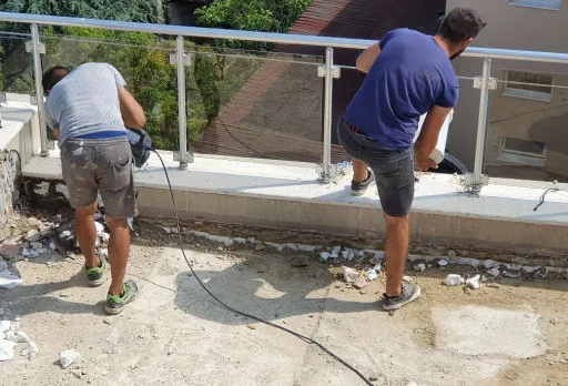 Reparaturarbeiten an Dach und Terrassen eines Mehrfamilienhauses in Varna