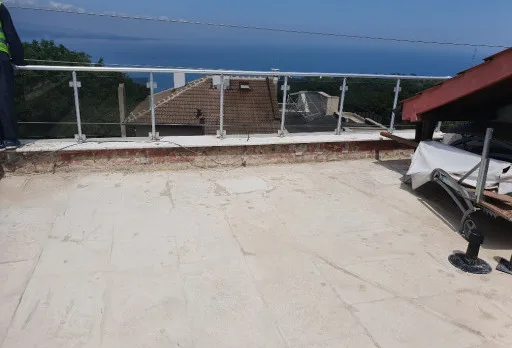 Reparaturarbeiten an Dach und Terrassen eines Mehrfamilienhauses in Varna