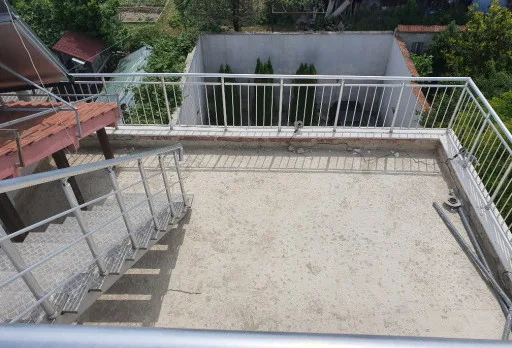 Reparaturarbeiten an Dach und Terrassen eines Mehrfamilienhauses in Varna