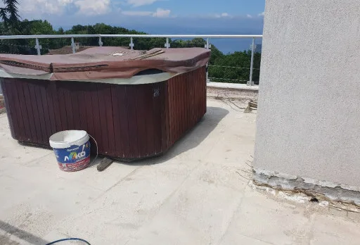 Reparaturarbeiten an Dach und Terrassen eines Mehrfamilienhauses in Varna