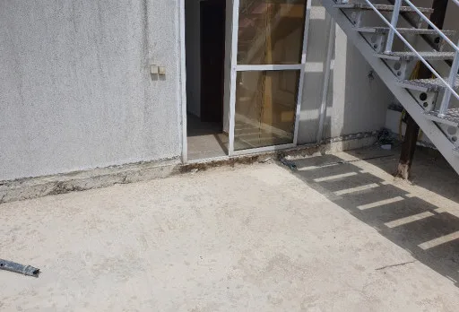 Reparaturarbeiten an Dach und Terrassen eines Mehrfamilienhauses in Varna