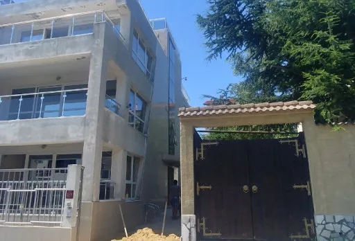 Reparaturarbeiten an Dach und Terrassen eines Mehrfamilienhauses in Varna
