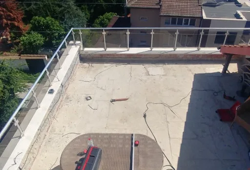 Reparaturarbeiten an Dach und Terrassen eines Mehrfamilienhauses in Varna