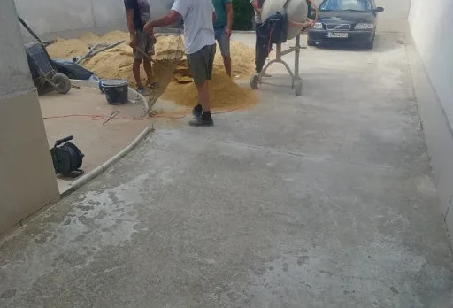 Reparaturarbeiten an Dach und Terrassen eines Mehrfamilienhauses in Varna