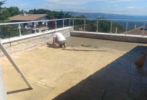 Reparaturarbeiten an Dach und Terrassen eines Mehrfamilienhauses in Varna