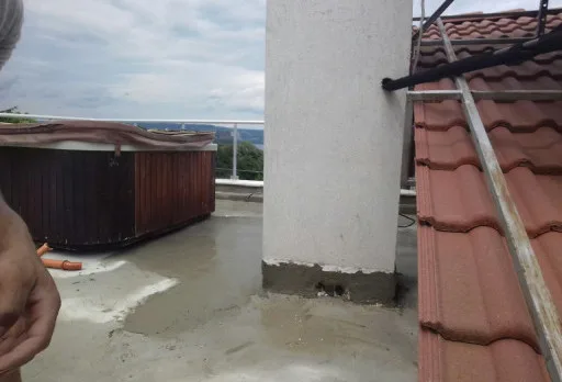 Reparaturarbeiten an Dach und Terrassen eines Mehrfamilienhauses in Varna