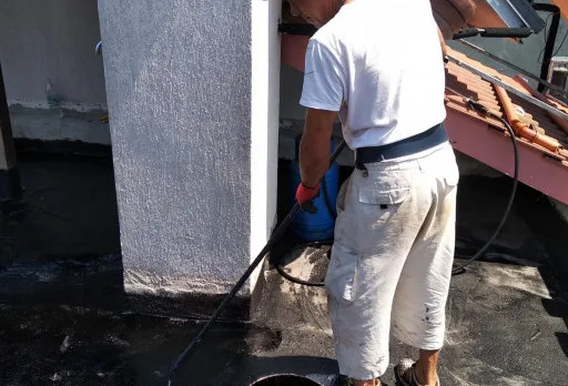 Reparaturarbeiten an Dach und Terrassen eines Mehrfamilienhauses in Varna