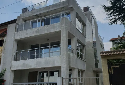 Reparaturarbeiten an Dach und Terrassen eines Mehrfamilienhauses in Varna