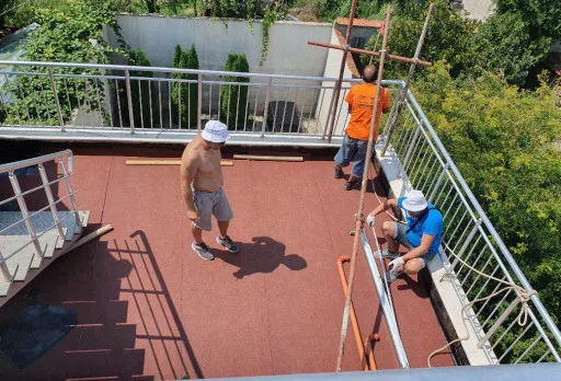 Reparaturarbeiten an Dach und Terrassen eines Mehrfamilienhauses in Varna