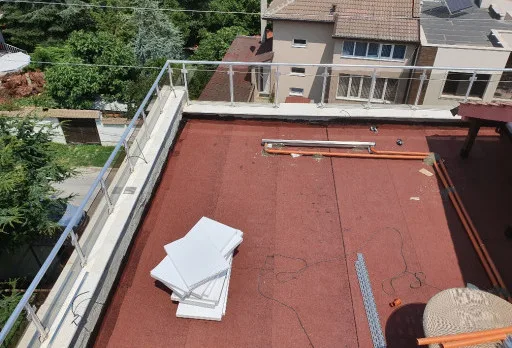 Reparaturarbeiten an Dach und Terrassen eines Mehrfamilienhauses in Varna
