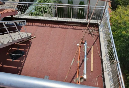 Reparaturarbeiten an Dach und Terrassen eines Mehrfamilienhauses in Varna