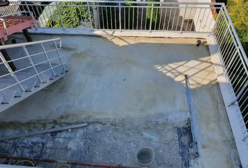 Reparaturarbeiten an Dach und Terrassen eines Mehrfamilienhauses in Varna