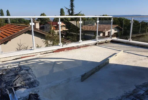 Reparaturarbeiten an Dach und Terrassen eines Mehrfamilienhauses in Varna