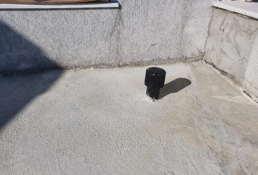 Reparaturarbeiten an Dach und Terrassen eines Mehrfamilienhauses in Varna