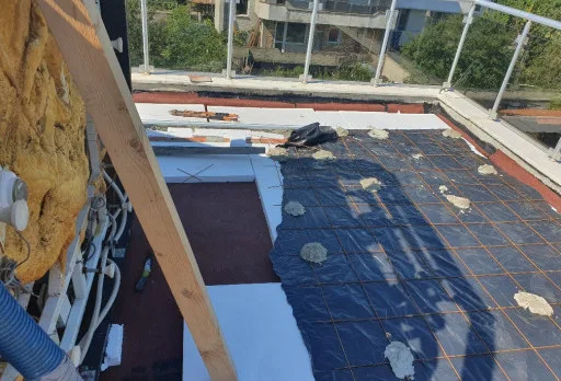 Reparaturarbeiten an Dach und Terrassen eines Mehrfamilienhauses in Varna