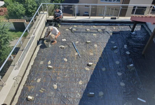 Reparaturarbeiten an Dach und Terrassen eines Mehrfamilienhauses in Varna