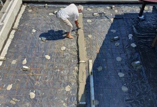 Reparaturarbeiten an Dach und Terrassen eines Mehrfamilienhauses in Varna