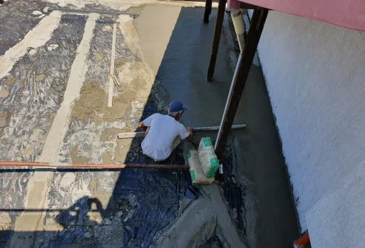Reparaturarbeiten an Dach und Terrassen eines Mehrfamilienhauses in Varna