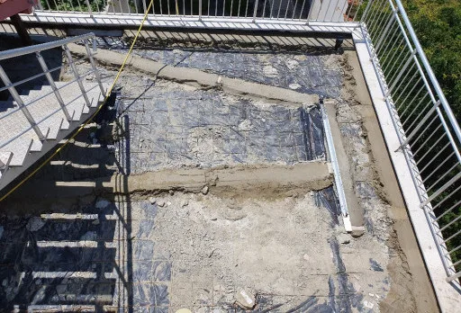 Reparaturarbeiten an Dach und Terrassen eines Mehrfamilienhauses in Varna