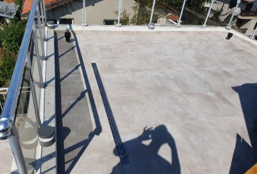 Reparaturarbeiten an Dach und Terrassen eines Mehrfamilienhauses in Varna
