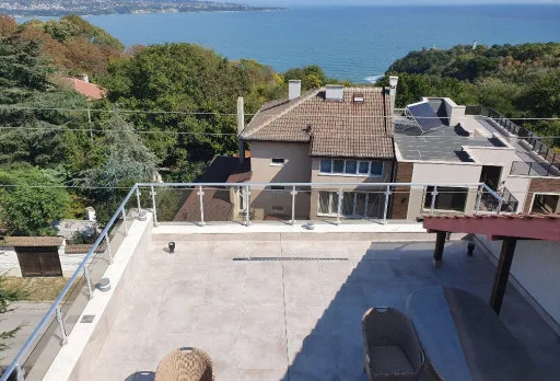 Reparaturarbeiten an Dach und Terrassen eines Mehrfamilienhauses in Varna