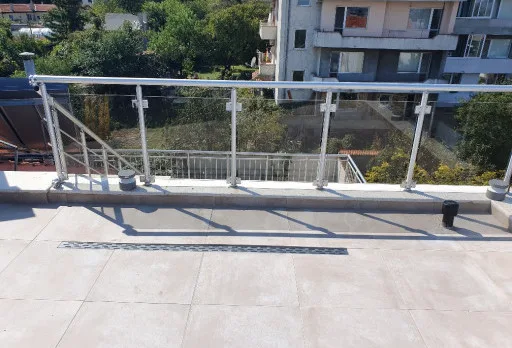 Reparaturarbeiten an Dach und Terrassen eines Mehrfamilienhauses in Varna