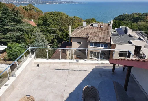 Reparaturarbeiten an Dach und Terrassen eines Mehrfamilienhauses in Varna